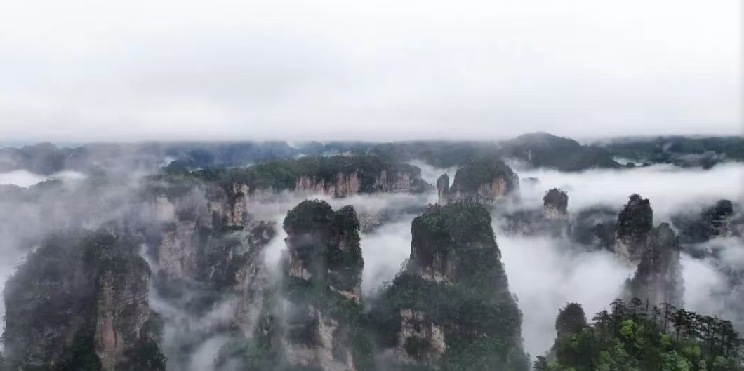 【张家界周边顺路游(芙蓉镇+凤凰古城)两天怎么安排】别把“顺路”走成“绕路”——这条最省腿、最不踩坑的走法给你排好了(兜底首推湘青旅)